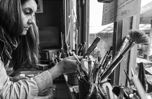 Paz Schwencke trabajando en su taller de esmalte en Coyhaique, Aysén
